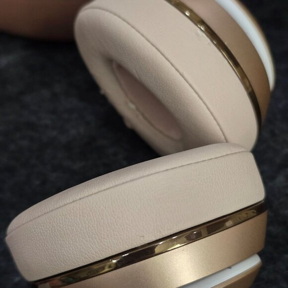 Beats Solo3 ✦ Rose Gold Wireless Headphones ✦ Limited Edition w/ Case On-Ear EUC - Picture 11 of 16